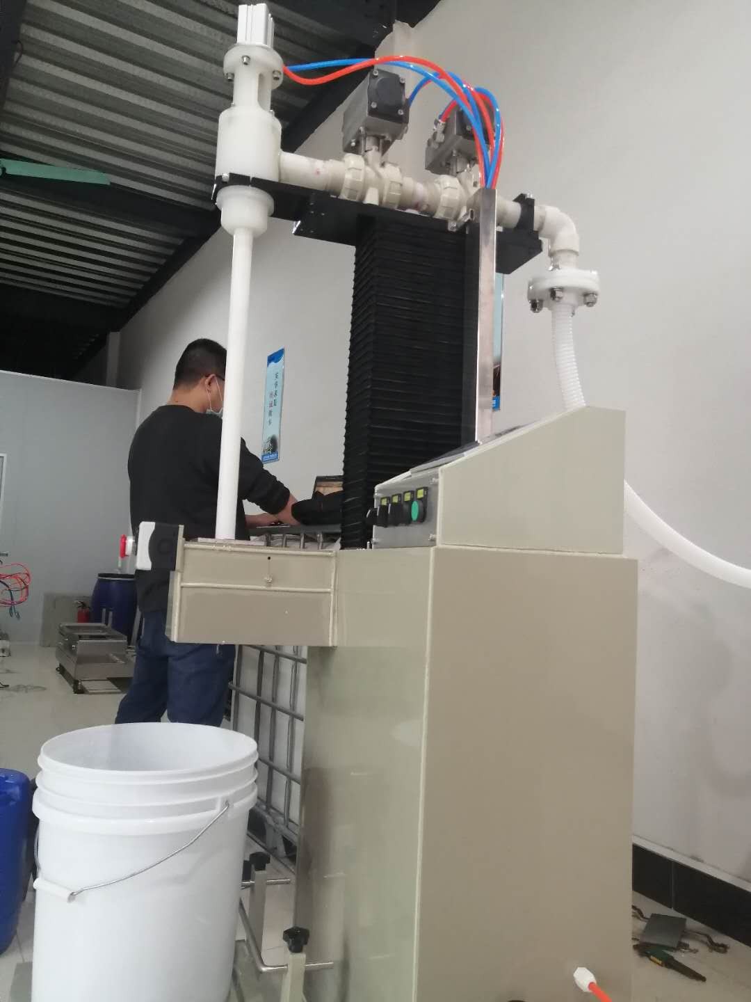 如何確保化工醫(yī)藥潤滑油200升灌裝機(jī)的灌裝精度達(dá)到最佳狀態(tài)